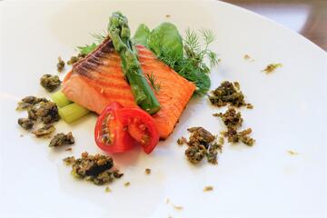 焼きサーモンとふきのとうのソース