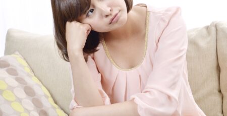 悩む女性